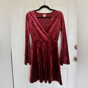 Massimo supple Co. shinny fabric supper soft flowy sleeves low V neck Size S